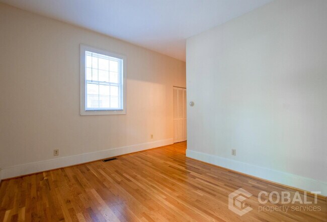 Building Photo - 856 Monroe Dr NE