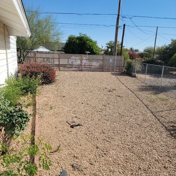 Building Photo - 10613 W El Rancho Dr