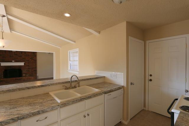Building Photo - Half off First Full Month's Rent! /Fantastic Updated Home