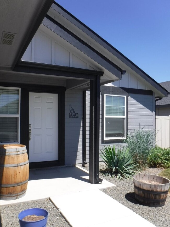 Building Photo - Bright and spacious 3 bed, 2 bath home jus...