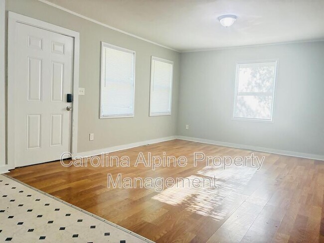 Building Photo - 1106 W Davidson Ave