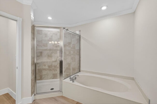 Building Photo - 2213 Oakmont Dr
