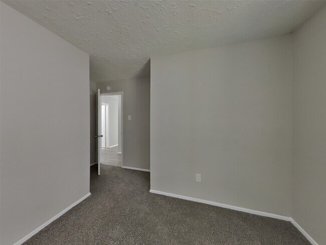 Building Photo - 2802 N Spring Dr