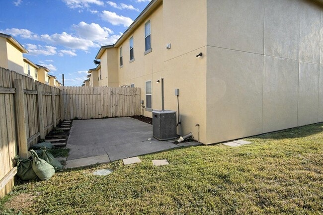 Building Photo - 1000 Ranchway Dr