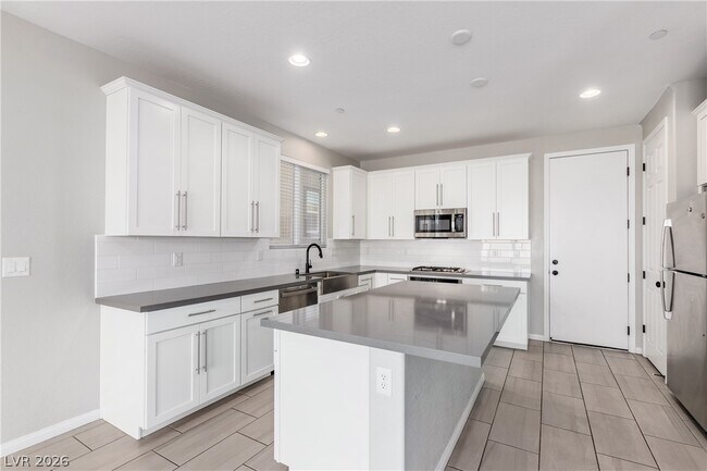 Building Photo - 204 Rondeau Ave