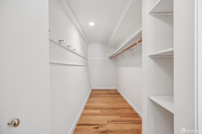 Building Photo - 25 Roselyn Terrace