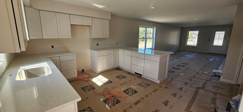 Building Photo - 719 Putnam Pike