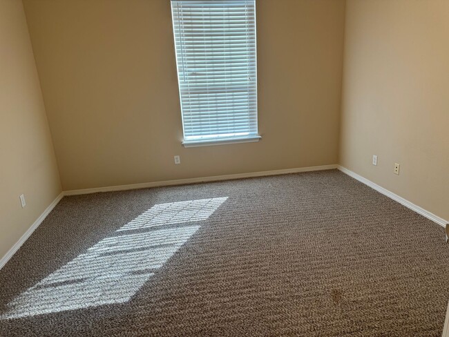 Building Photo - JULY MOVE IN - Spacious 3 Bedroom 3.5 Bath...