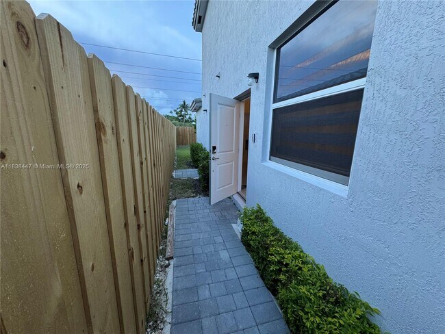 Building Photo - 2623 SE 8th Ct
