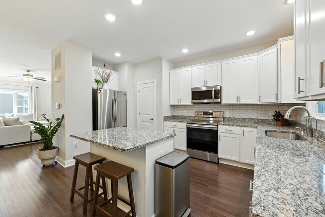 Building Photo - Immaculate Townhouse with Finished Basement