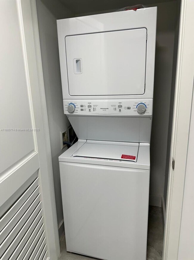 Building Photo - 1080 Brickell Ave