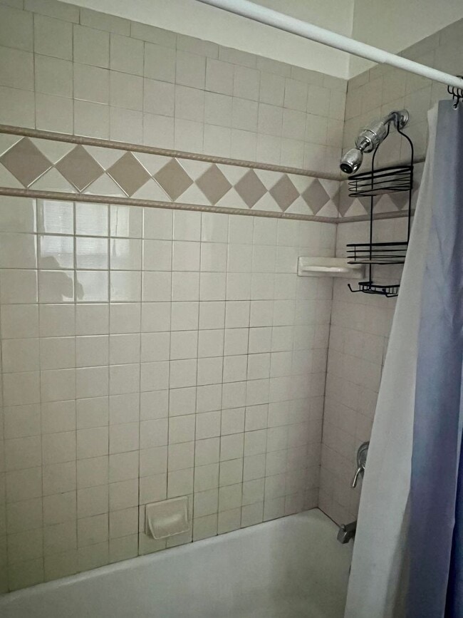Building Photo - 2 Bedroom in Downtown Hendersonville!