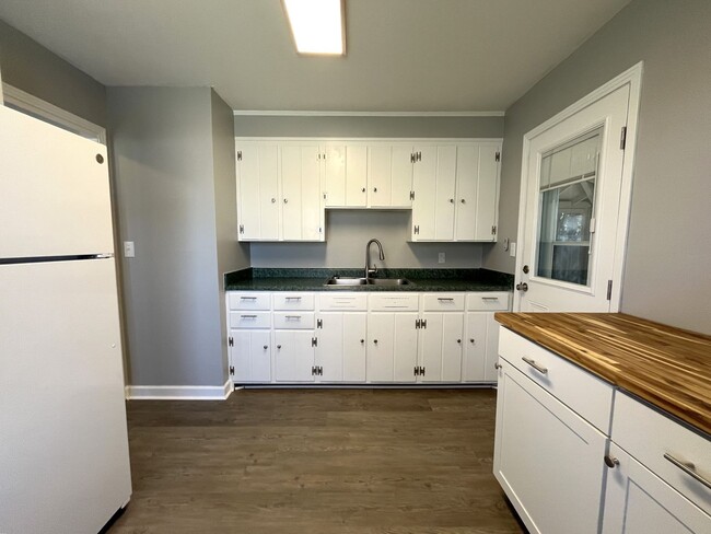 Building Photo - Totally Renovated! Great 2 Bed 1 Bath Home in South Nashville!