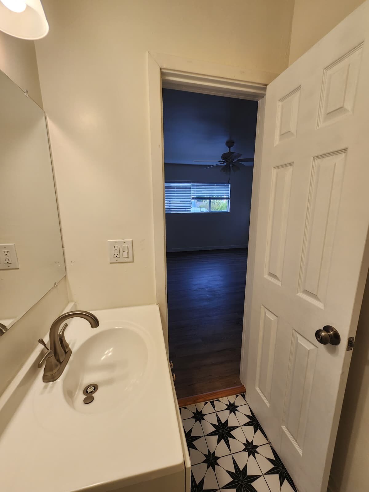 Building Photo - 1414 S Orange Grove Ave