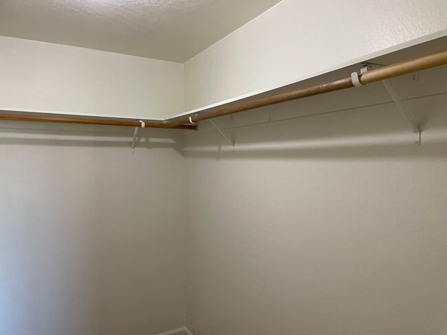 Building Photo - Newly Updated 3 Bedroom 2 Bath Home