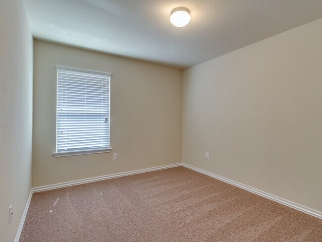 Building Photo - 4 Bedrooms/2 Baths in Falling Springs Addition - Deer Creek Schools - Community Pool
