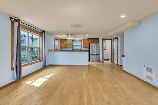 Building Photo - 1721 25th Ave S