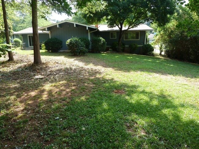 Building Photo - 3 Bed / 2.5 Bath with 2300 Square Feet!! A...