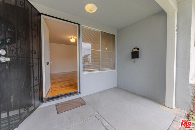 Building Photo - 302 N Maple St