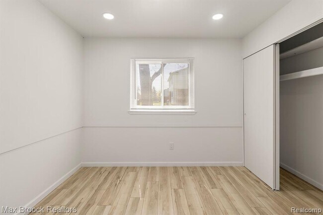 Building Photo - 6207 Nicholas Dr