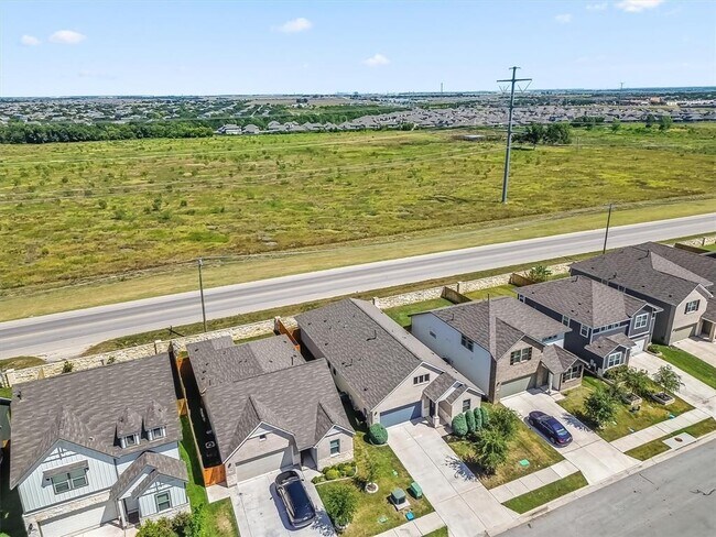 Building Photo - 905 Gray Fox Lp