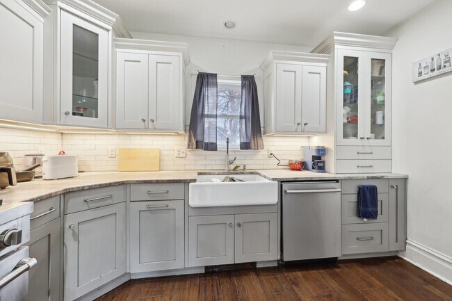 Building Photo - 48 Marinus St