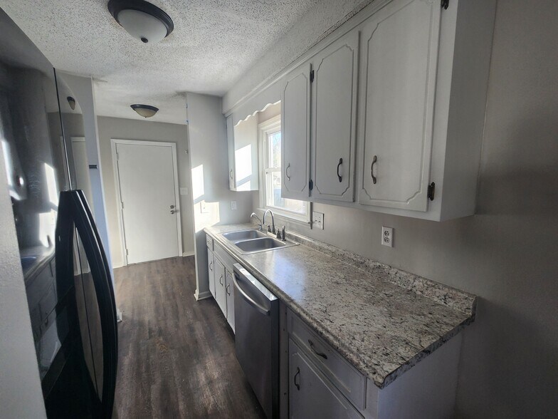 Building Photo - 738 Spees Dr