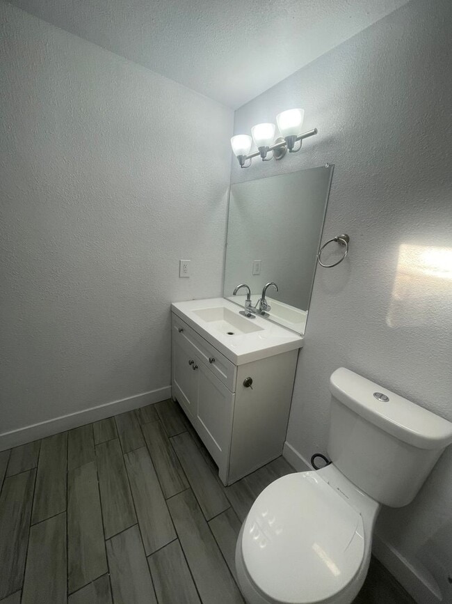 Building Photo - NEWLY REMODELED 3 BEDROOM 2 BATH HOME COME...