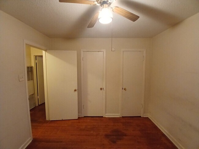 Building Photo - Avon 3015-3017