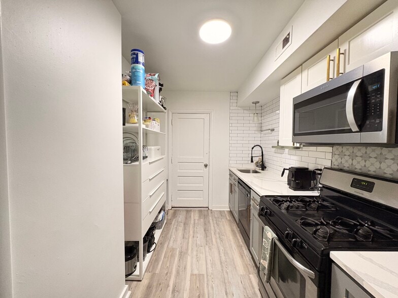 Building Photo - 5737 Hobart St