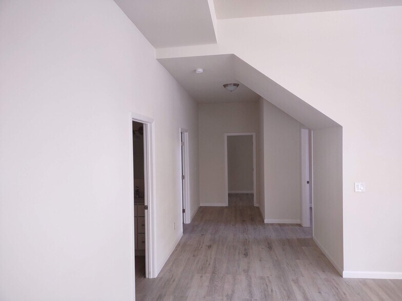 Hallway to bedrooms - 401 Green St