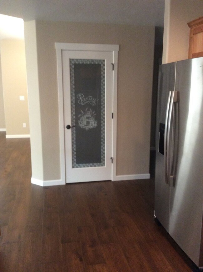 Building Photo - Newer Home