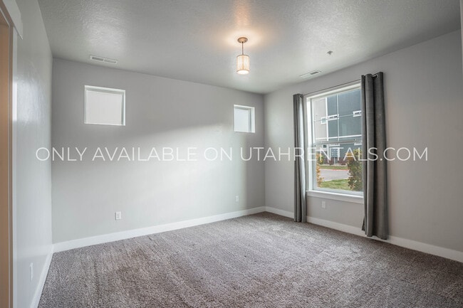 Building Photo - 71 W Silver Springs Dr