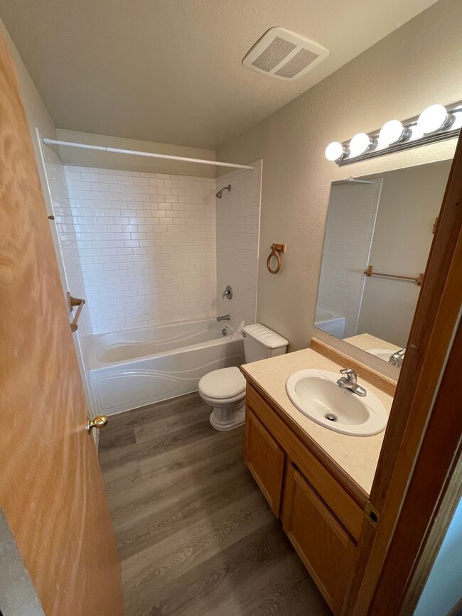 Building Photo - 404 River Ave