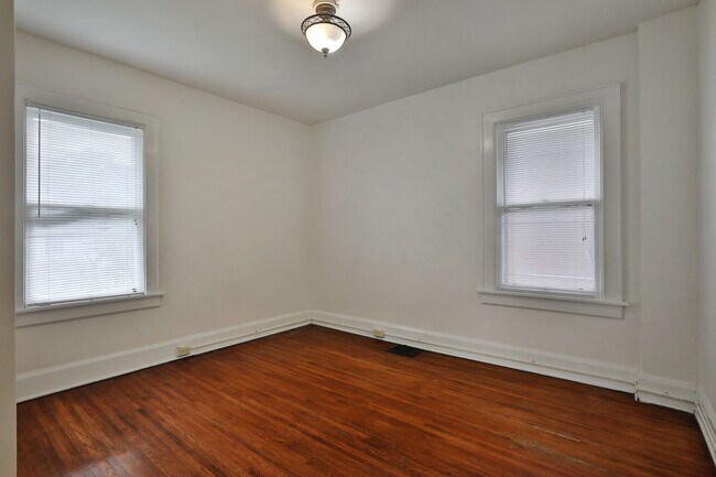 Building Photo - Awesome House for your Large Group - HUGE HOUSE with 3 Floors - 3 Kitchens, 3 Bathrooms, Awesome ...