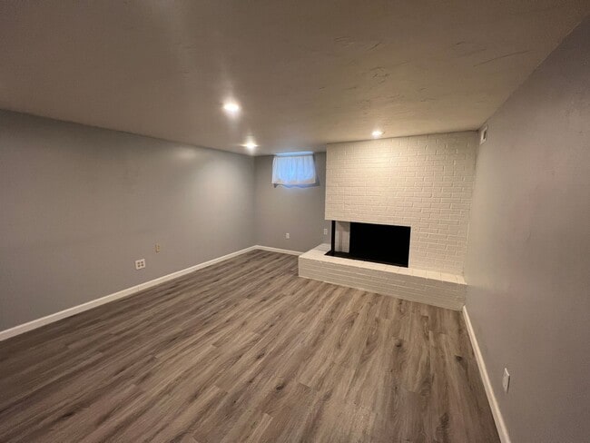 Building Photo - Spacious 4 Bedroom, 2 Bathroom Home on the...