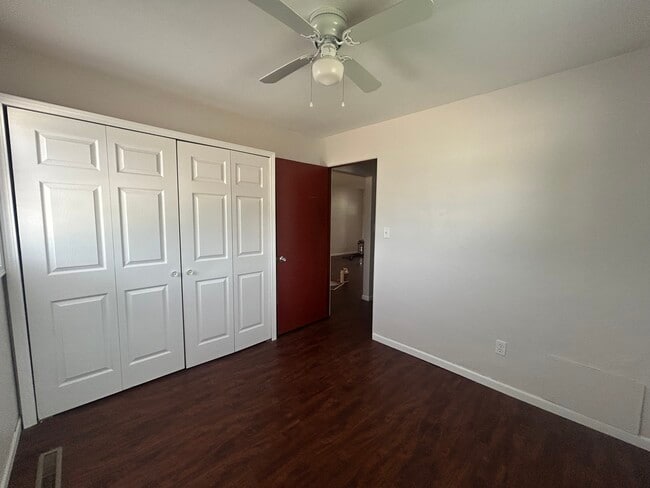 smqll bedroom - 1394 Shirley St
