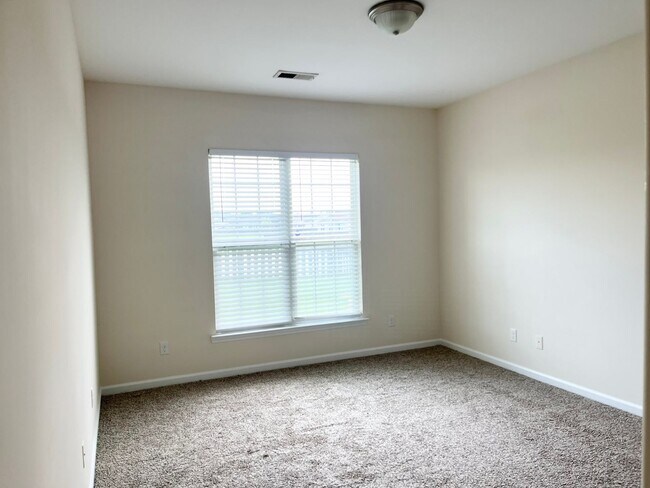 Building Photo - 3 Bedroom, 1 bath, with fenced in backyard...