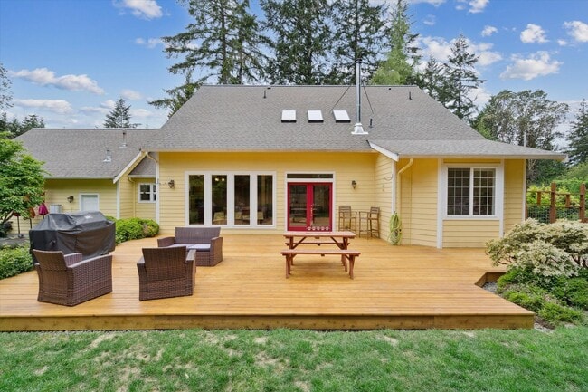 Building Photo - Bainbridge Farm House