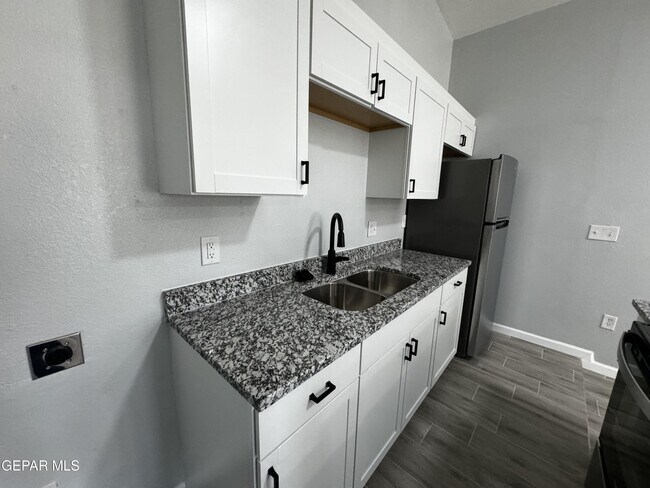 Building Photo - 10277 N Loop Dr