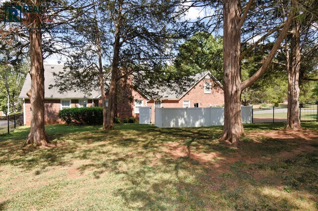 Building Photo - 2107 Londonderry Dr
