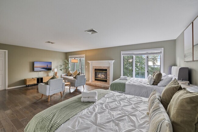 Building Photo - 321 Museum Village Rd