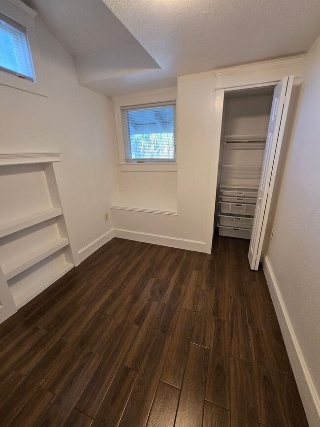 Building Photo - CHARMING 2 BEDROOM, 1 BATH HOME WITH SPACIOULS COURTYARD