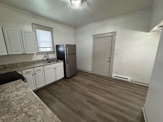 Building Photo - Charming 1BR Apartment in Bristol, TN - Cozy Living Awaits!