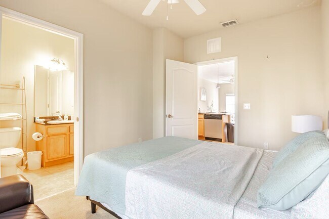 Building Photo - Fully Furnished 3-Bedroom/3-Bath Townhome