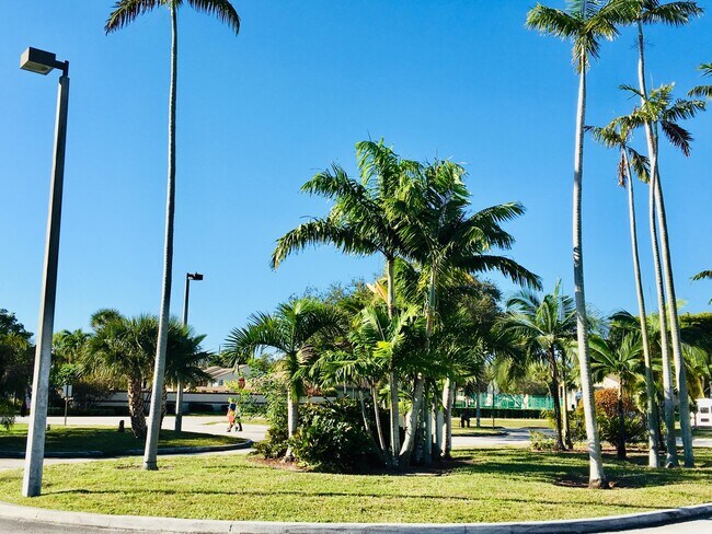 Building Photo - 6649 Somerset Dr