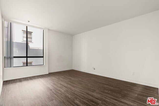 Building Photo - 1950 Rodney Dr