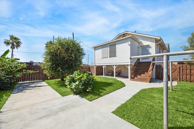 Building Photo - 3828 Seawall Blvd