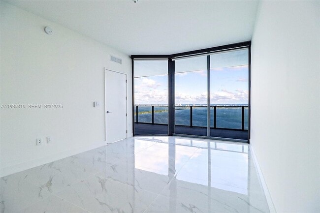 Building Photo - 700 NE 24th St