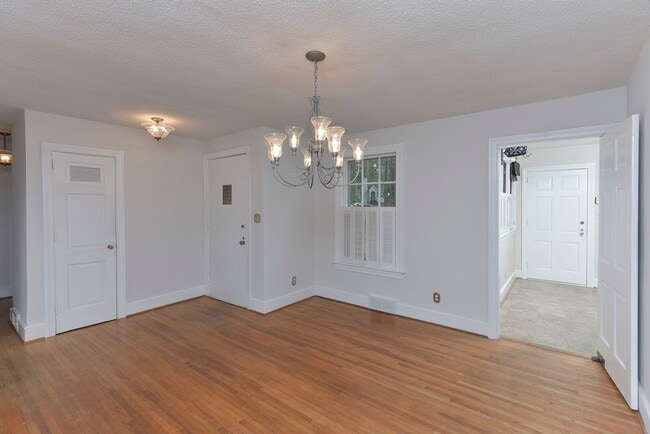 Building Photo - Charming 3 Bedroom, 2 Bath All-Brick Bunga...